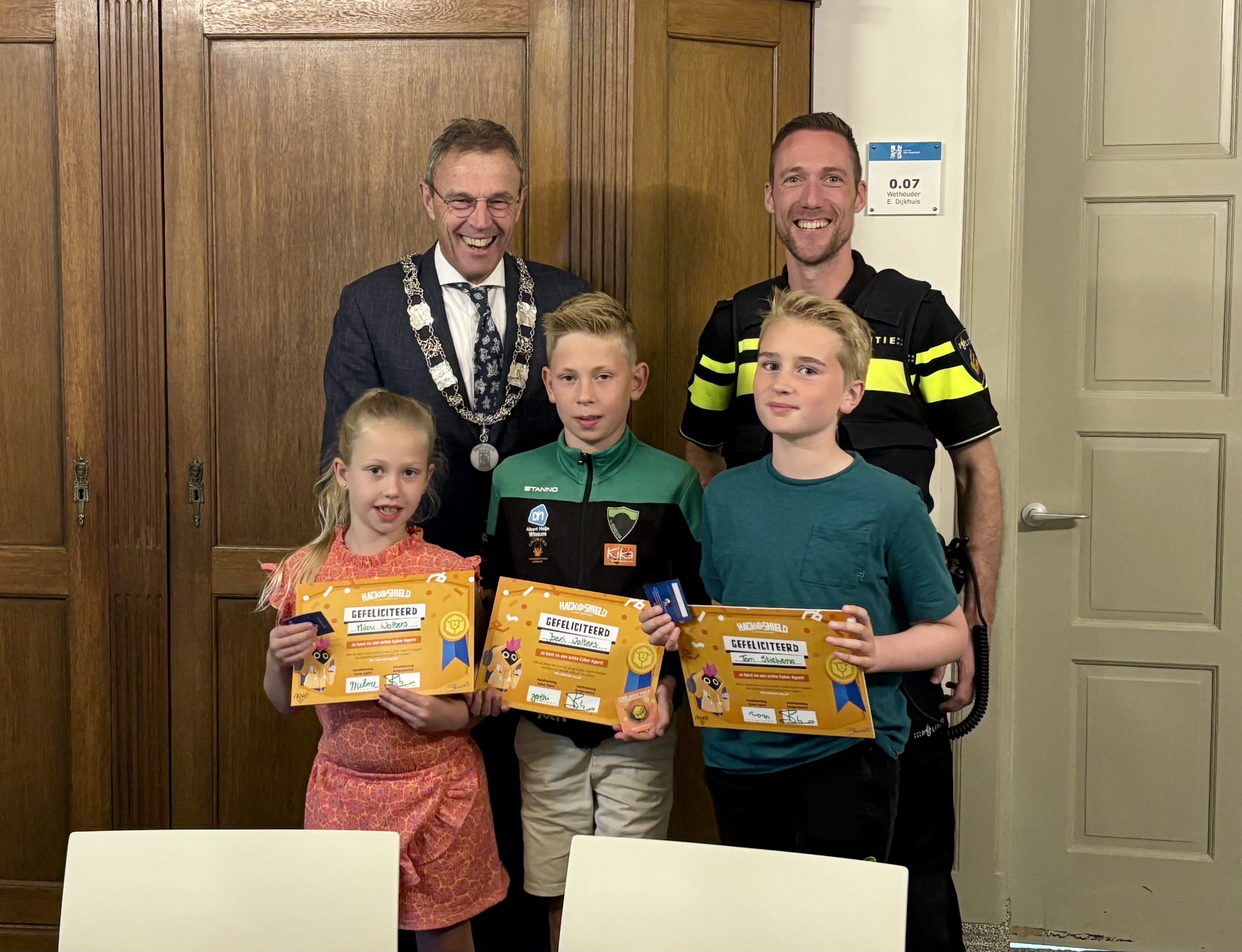 Burgemeester Henk Jan Bolding huldigt Junior Cyber Agents 