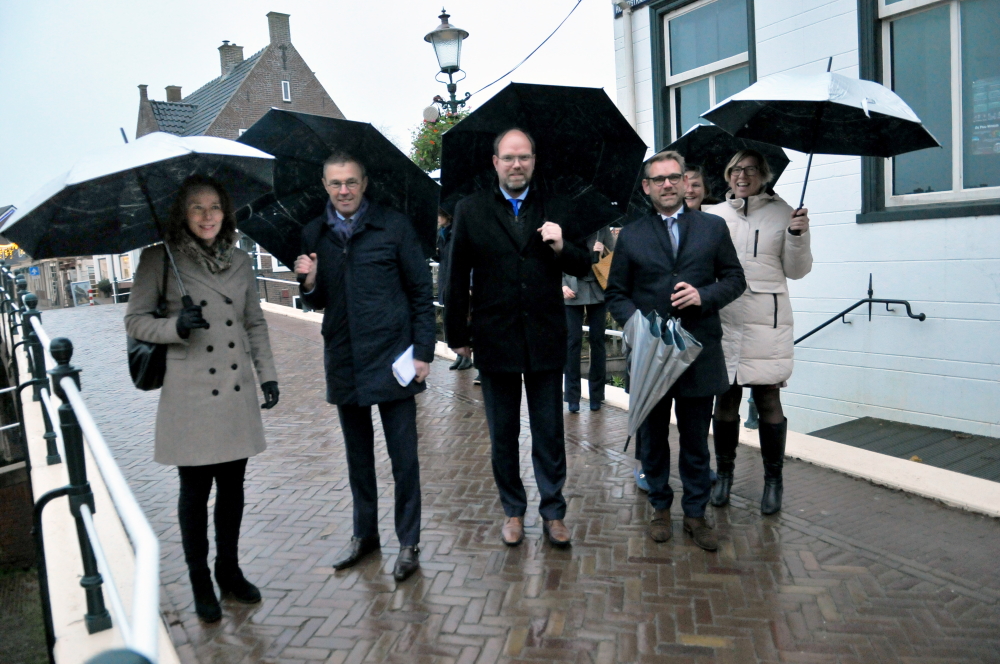 Minister Bruins Slot (links) op bezoek in Winsum