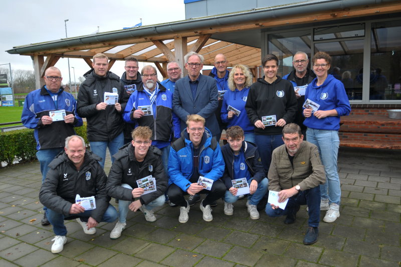 Wethouder Han Hefting deelde in Uithuizermeeden de eerste attenties aan de vrijwilligers van SV De Heracliden uit.