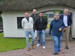 Foto mensen buiten voor een gebouw