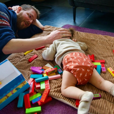 Baby, vader, kleed, speelgoed