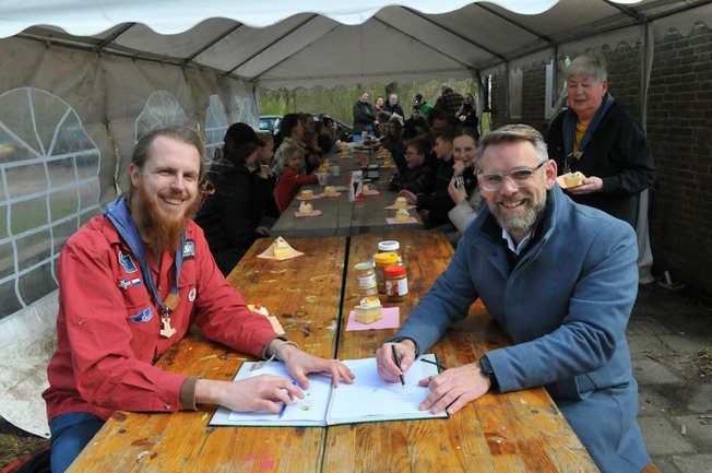 Scouting Menkema en wethouder Stefan van Keijzerswaard een intentieovereenkomst