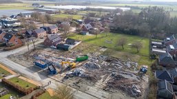 gesloopte huizen, huizen, straat, groen, bomen