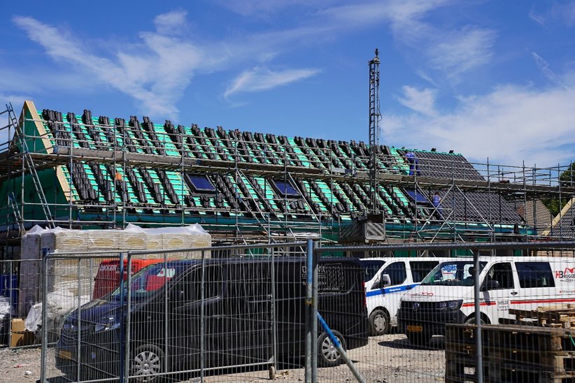 Huis in aanbouw, lucht, auto's, hekken