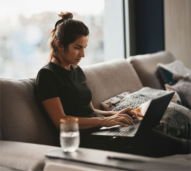 Vergoedingen voor mensen met laag inkomen, vrouw met laptop