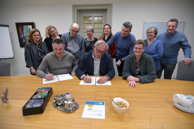 Ondertekening nieuwe afspraken door wethouder Han Hefting en bestuurders woningcorporaties en huurdersorganisaties