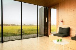 Foto landschapskamer, vloer, zitbank, tafel, glazen wand, weiland