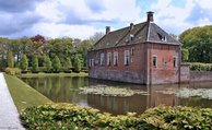 Foto borg Verhildersum, gracht, gras, bomen, lucht