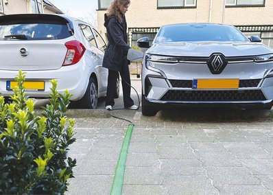 auto, mens, stoep, laadkabel