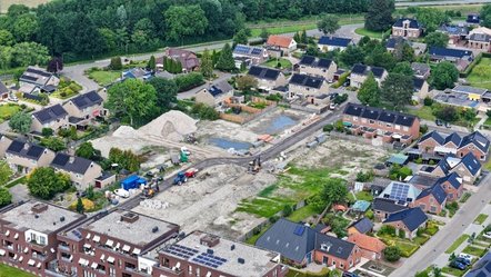 Foto bouwplaats, huizen, bomen, auto's