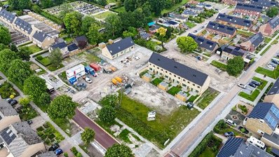 Bouwplaats, huizen, straten, bomen