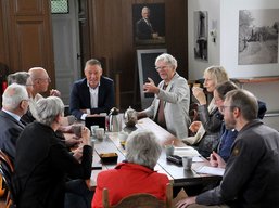 Foto mensen rond een tafel