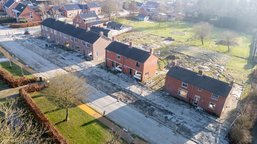 huizen, lege tuinen, groen, straat