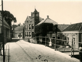 Foto Boogbrug, gebouwen, boom, lucht