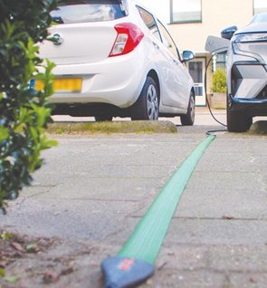 auto opladen, platte oplaadkabel, opladen auto proef