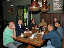 Foto mensen rond een tafel