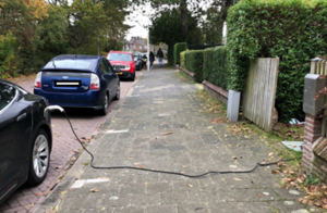 straat, stoep met kabel, auto's, heg