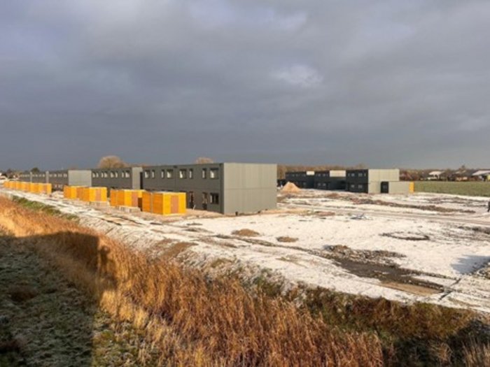 foto tijdelijke woningen, lucht, grond, sloot