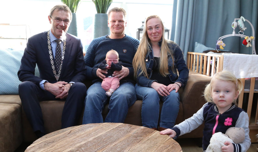 burgemeester Bolding op kraambezoek